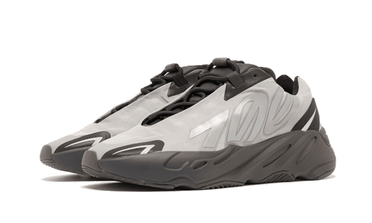 adidas Yeezy Boost 700 MNVN Metallic — Authentiques & neuves — Luve Sneakers