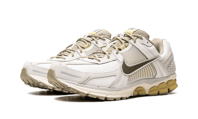 Nike Zoom Vomero 5 Light Bone Medium Olive — Authentiques & neuves — Luve Sneakers